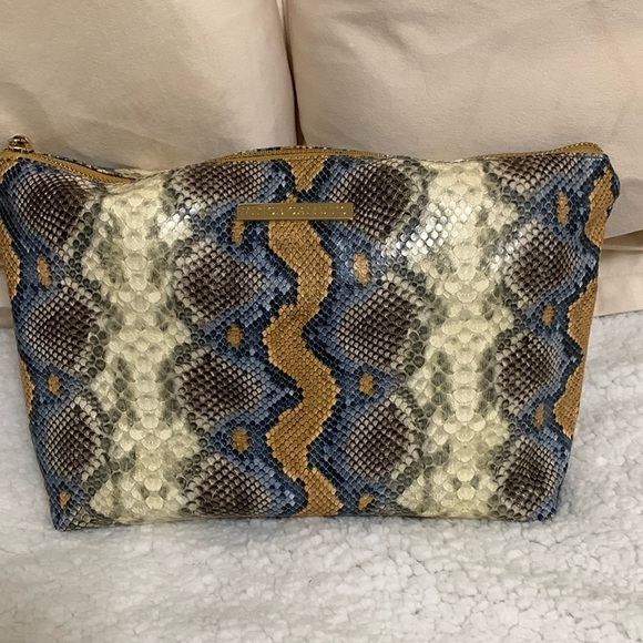 Vince Camuto, large wristlet - Picture 1 of 10